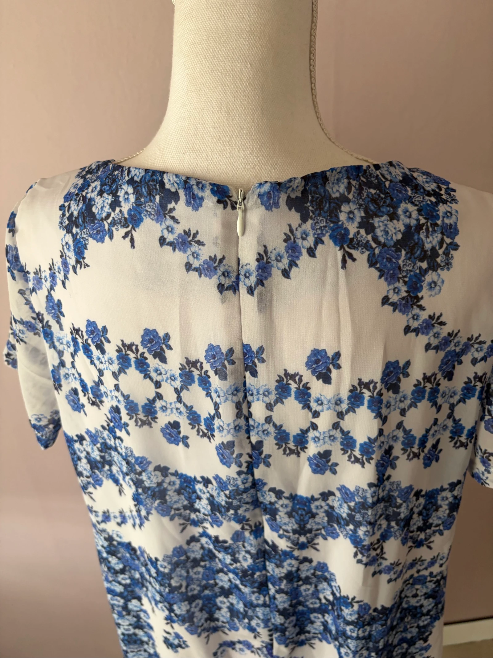 Vestido Fluido com Estampa Floral Azul e Branco Nina Kalio - Tamanho 46 - Excelente Estado – photo 3